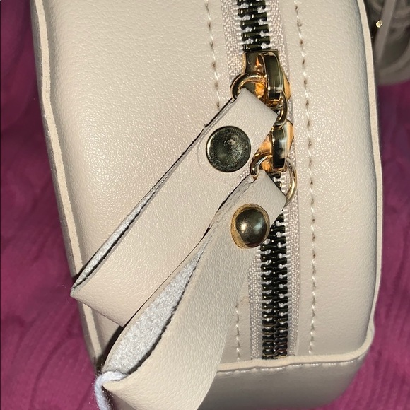 SUPER EXCITED ABOUT THIS AWESOME CROSSBODY BAG‼️ - Picture 5 of 6